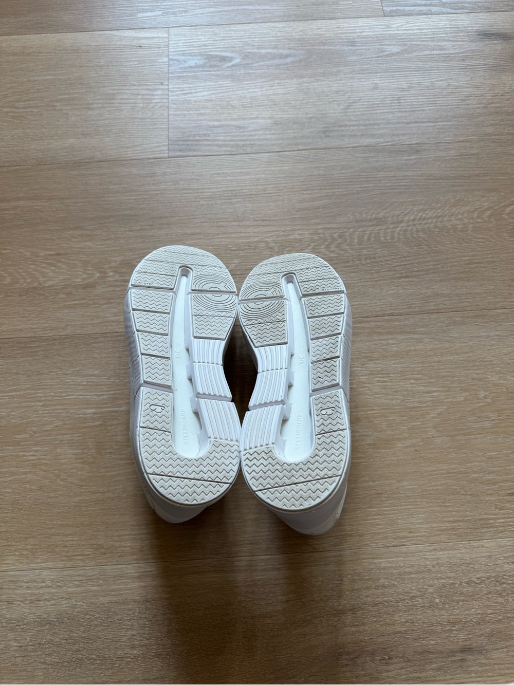 On Running White Low-Top Athletic Sneakers - Picture 6 of 8